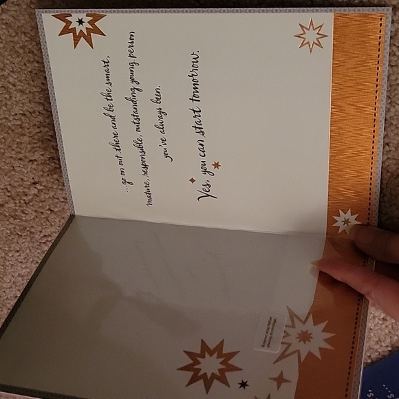2 Hallmark Cards - Picture 5 of 5